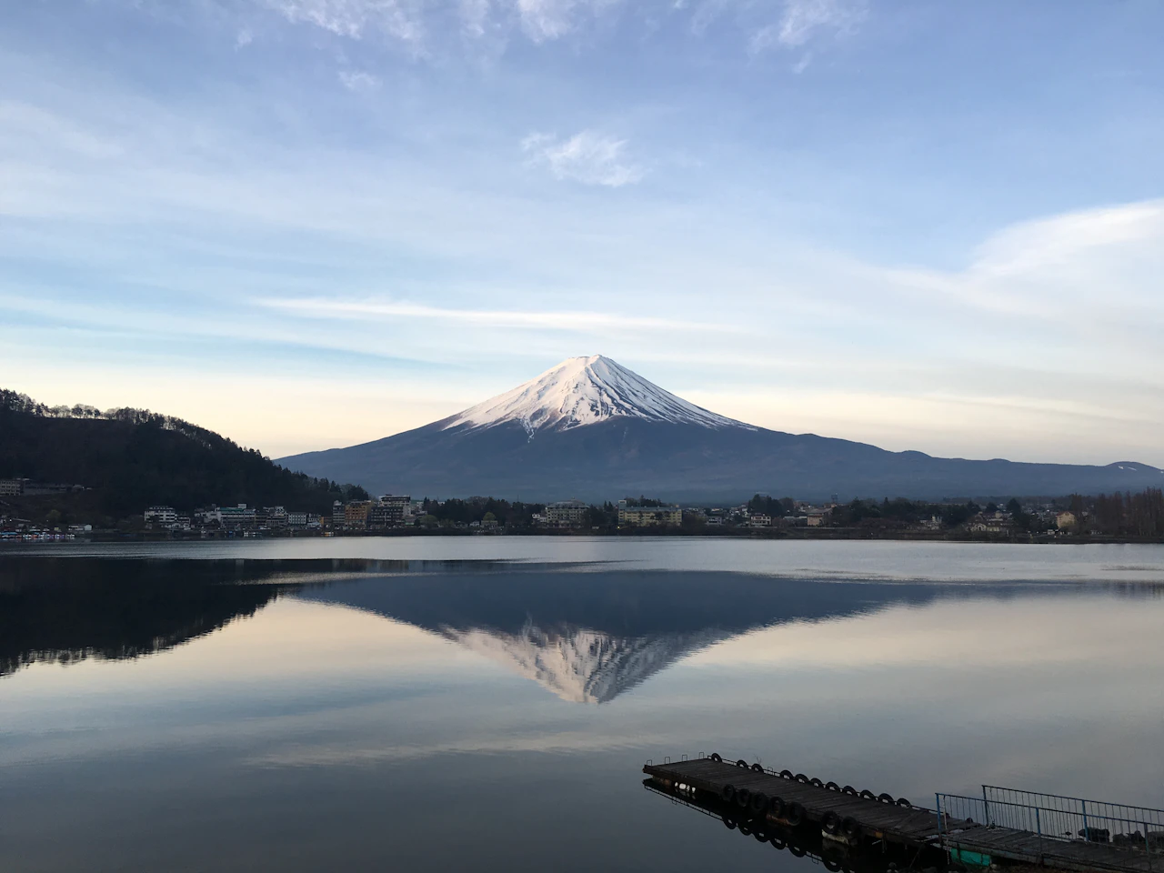 日出后的富士山与河口湖