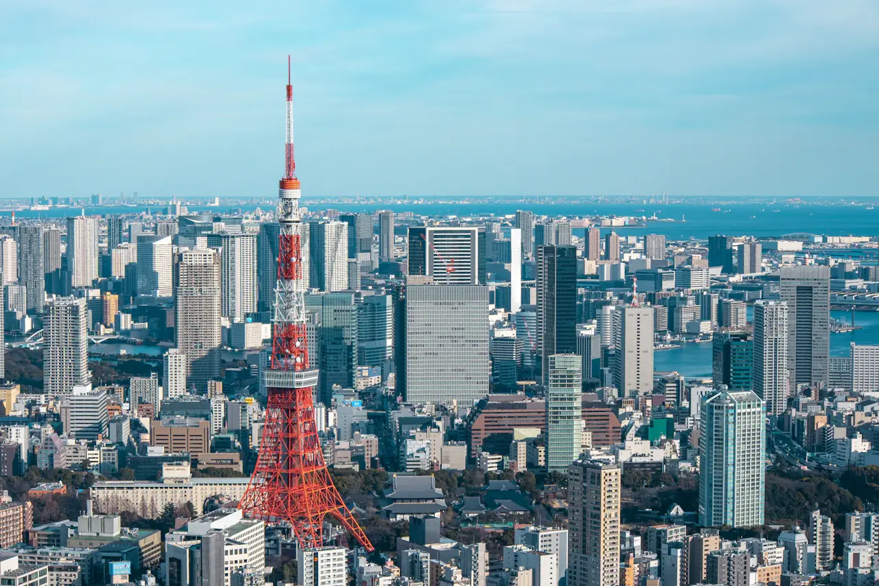 东京六本木一带的城市全景,东京塔立在高楼群中间,远处是海湾